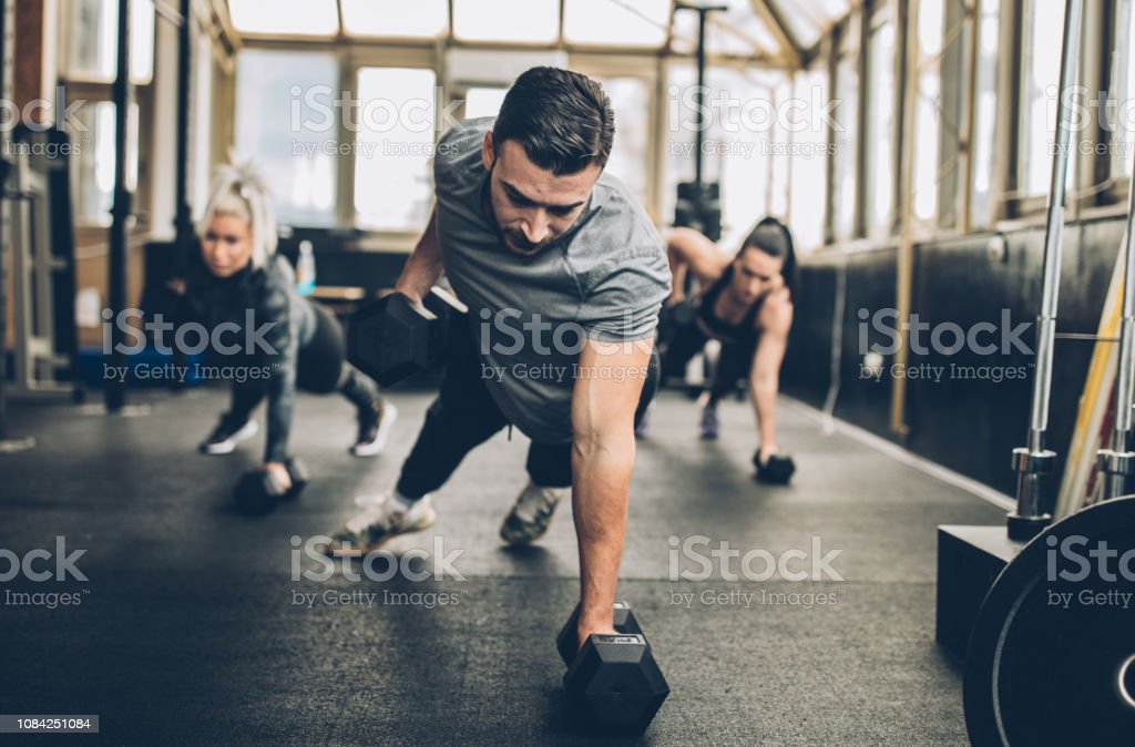 Alumnos haciendo plancha